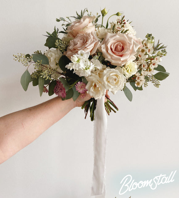 What is a normal amount to spend on wedding flowers?